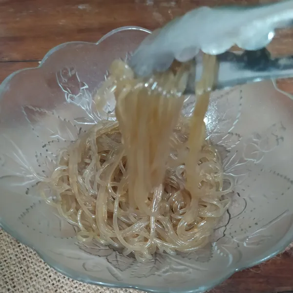 Pindahkan ke mangkuk, beri minyak wijen, kecap asin, dan kecap manis. Aduk rata.