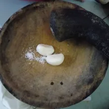 Haluskan bawang putih dengan sedikit garam.