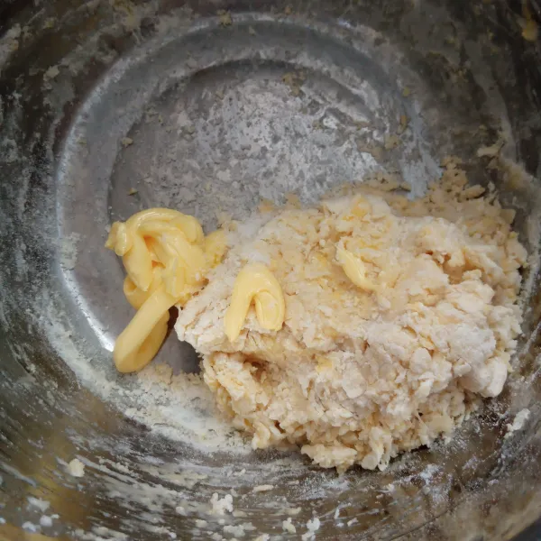 Mmixer hingga kalis, lalu masukkan butter dan garam.