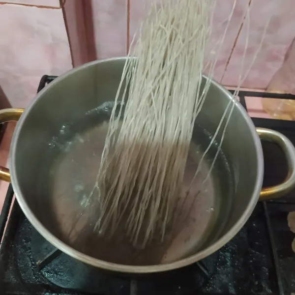 Rebus dangmyeon dalam air mendidih yang sudah diberi sedikit minyak supaya tidak lengket. Masak kira-kira 7-10 menit, lalu tiriskan.