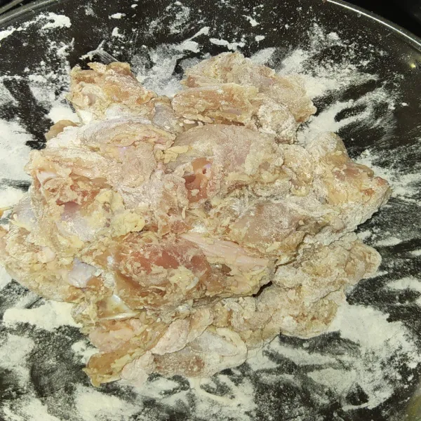 Aduk hingga ayam terbalur tepung sempurna.