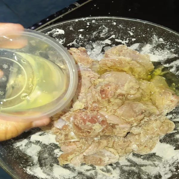 Tambahkan putih telur, ratakan kembali.