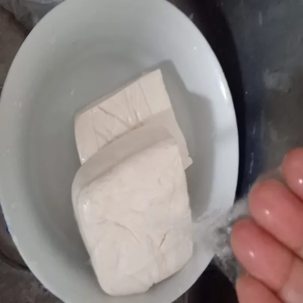 Cuci bersih tahu dengan air mengalir.