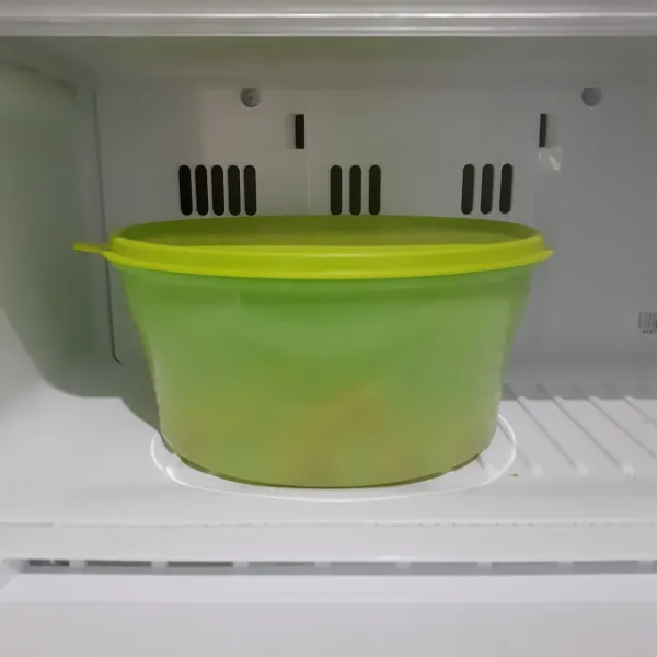 Tutup rapat food container. Simpan di dalam frezzer.