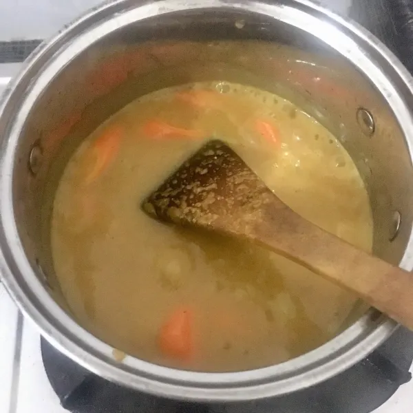 Masukkan curry instan, aduk-aduk dan tunggu hingga mengental. Tambahkan garam dan penyedap rasa sesuai selera.