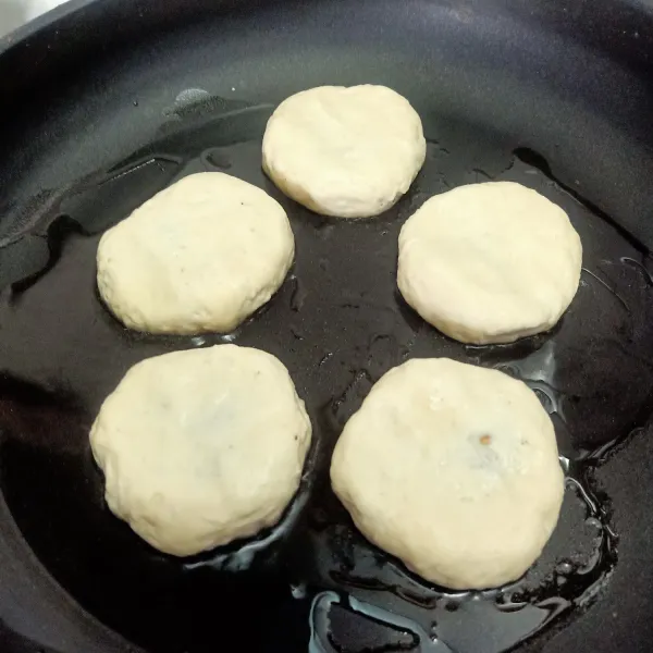 Panaskan minyak. Masukan adonan hotteok. Saat mulai kekuningan, tekan halus dengan spatula supaya bentuknya pipih. Masak hingga kecokelatan angkat dan sajikan selagi hanggat.