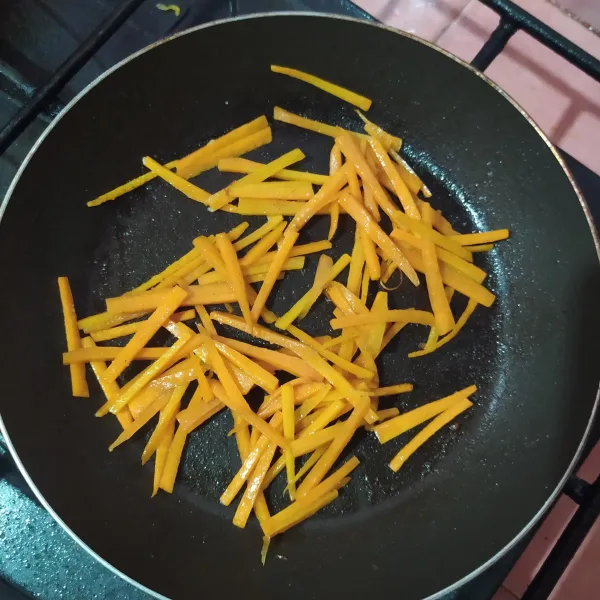 Wortel diiris korek api, lalu masukkan pan, beri sedikit air, dan masak hingga empuk. Sisihkan.