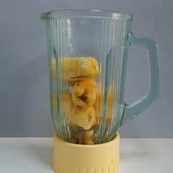 Masukkan pisang dan susu dalam blender.
