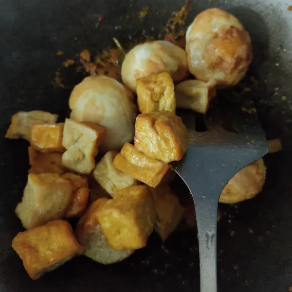 Masukkan tahu dan telur, aduk rata.