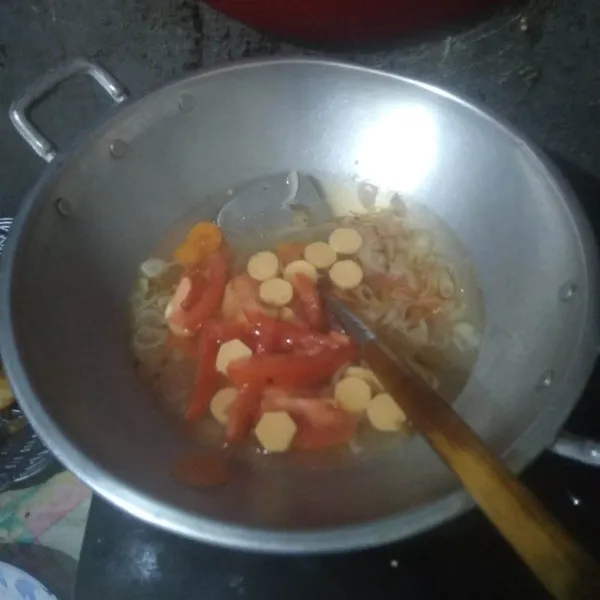 Masukkan sosis dan tomat, masak hingga wortel empuk.