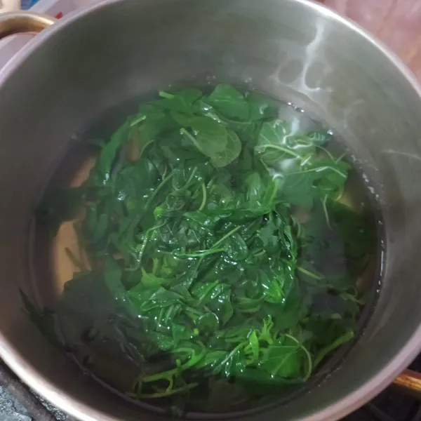 Rebus bayam hingga empuk, lalu tiriskan. Setelah dingin, peras airnya, potong-potong. Sisihkan.