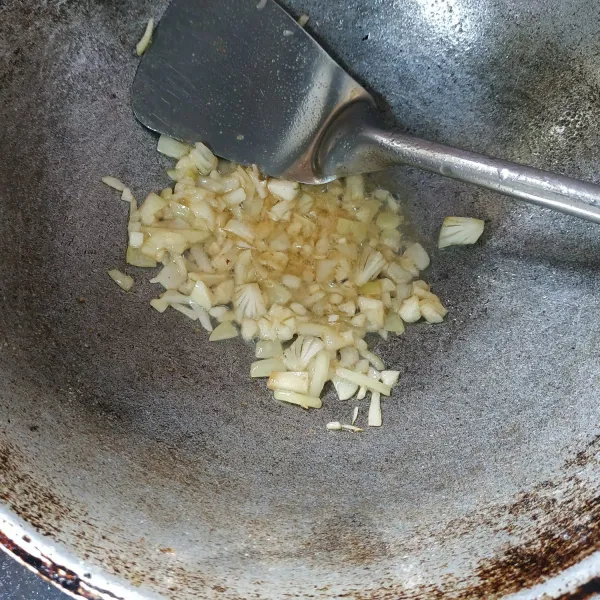 Tumis bawang putih dan bawang bombay sampai harum dan matang.
