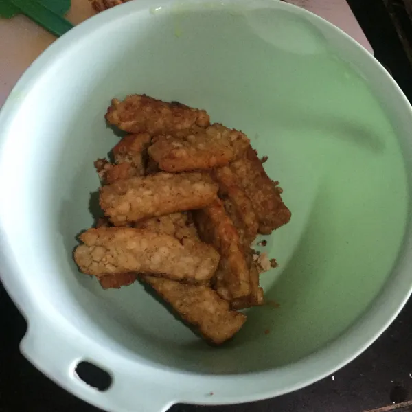Goreng oncom sebentar, tidak perlu sampai kering. Angkat dan haluskan.