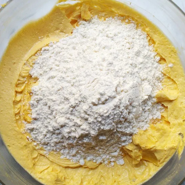 Masukkan tepung terigu dan baking powder. Aduk rata.