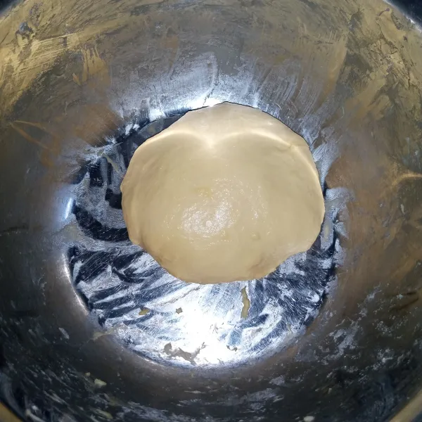 Mixer hingga kalis elastis, kemudian diamkan adonan selama 20 menit atau sampai mengembang hingga dua kali lipat.