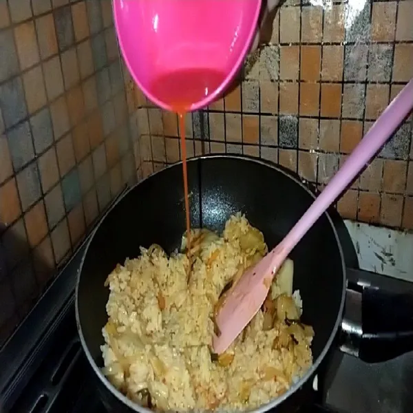 Tambahkan garam, lada, penyedap rasa, bubuk cabe, dan kuah kimchi. Aduk rata, masak hingga agak kering.