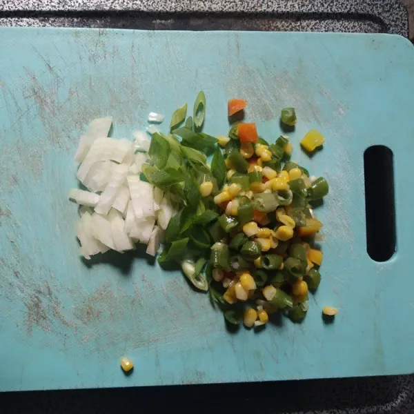 Siapkan dan potong bawang bombay, daun bawang, dan sayuran rebus.