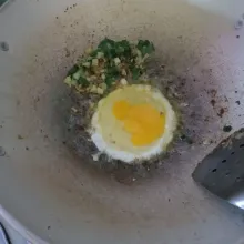 Panaskan 2 sdm minyak, kemudian tumis bawang putih halus hingga harum, kemudian bawang daun, dan terakhir buat telur orak-arik.