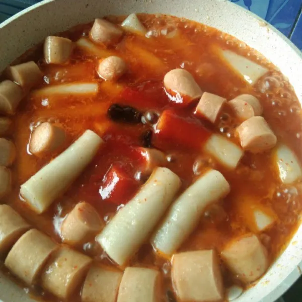 Tambahkan saus gochujang dan saus tiram, masak hingga meletup-letup lalu koreksi rasa.