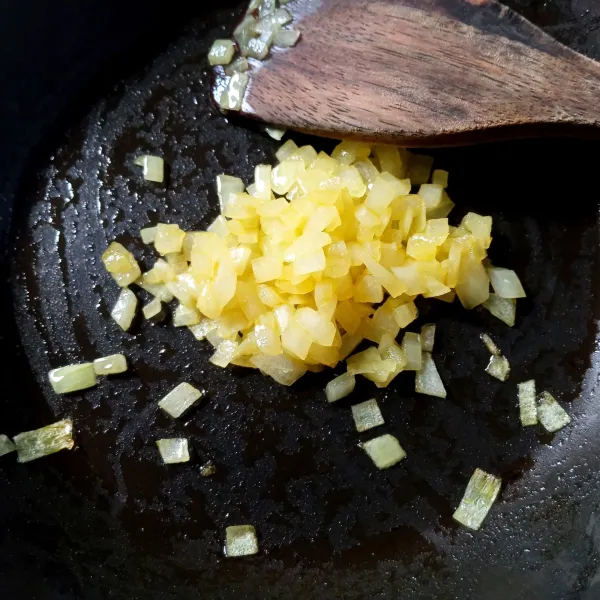 Panaskan butter, tumis bawang putih dan bawang bombay sampai layu.