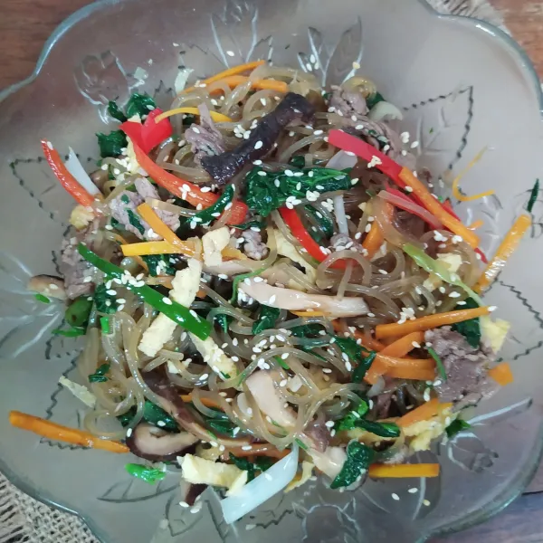 Japchae siap untuk disajikan.