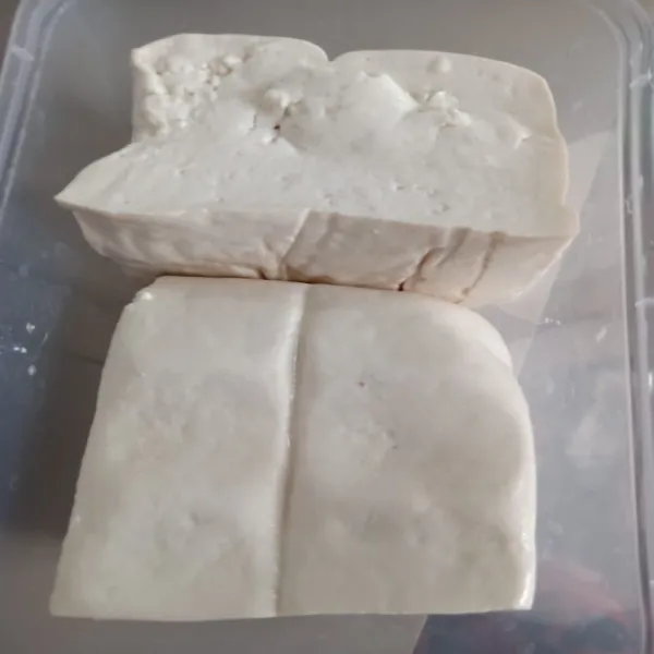 Siapkan wadah bersih, masukkan tahu ke dalam wadah.