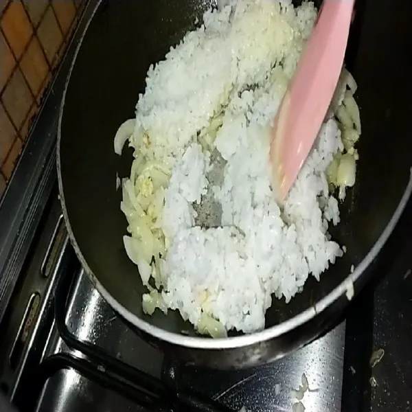 Masukkan nasi putih ratakan