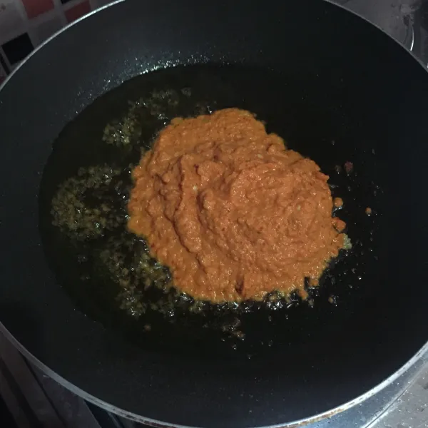 Tumis bumbu halus sampai matang berubah warna.