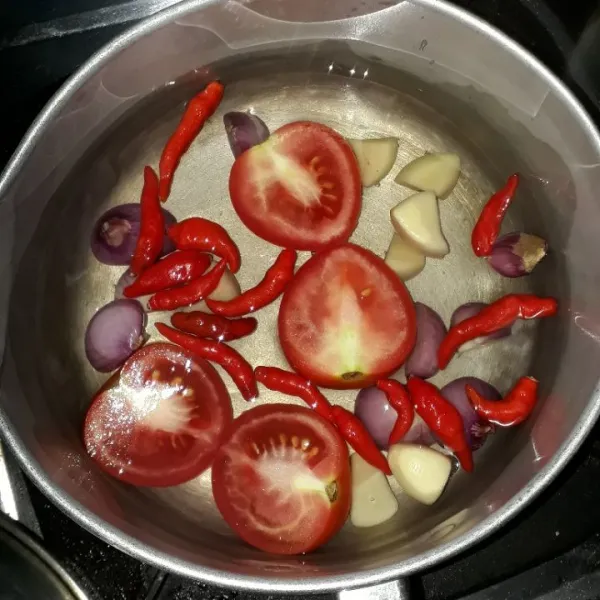 Rebus bawang merah, bawang putih, tomat dan cabe hingga matang.