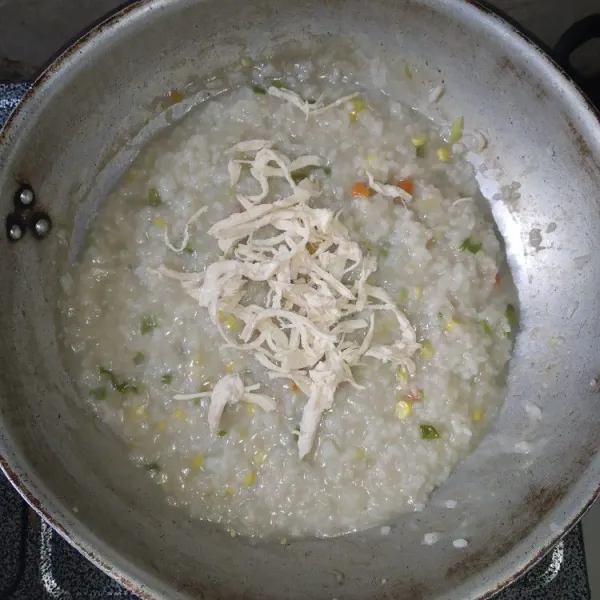 Tambahkan suwiran ayam rebus kedalam bubur