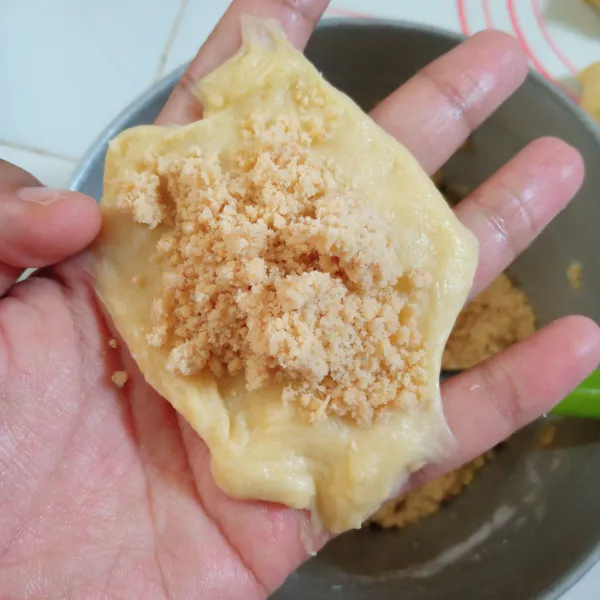 Bagi adonan masing-masing 35 gr kemudian pipihkan, beri isian Crumble ditengah lalu bulatkan.