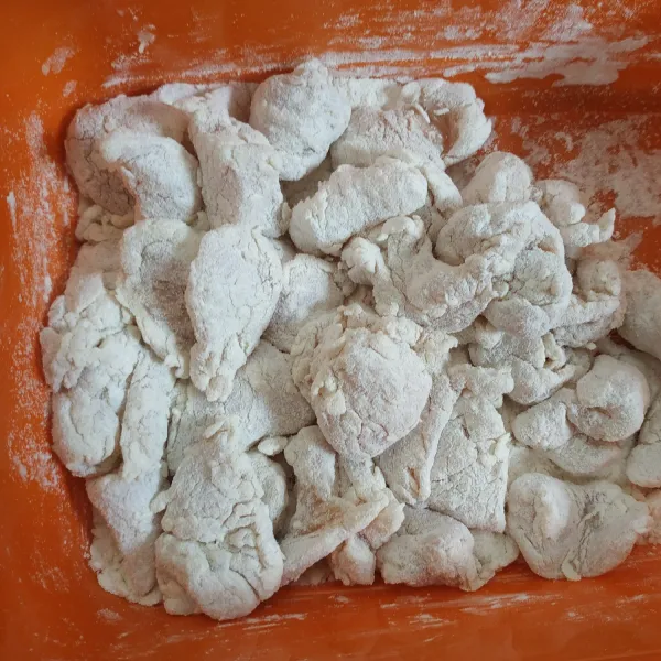 Gulingkan ayam kedalam tepung kering.