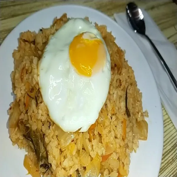 Sajikan dengan telur ceplok