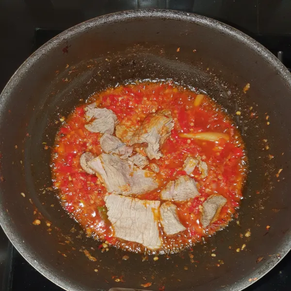 Masukkan daging, beri sedikit air kaldu daging secukupnya. Masak hingga matang.