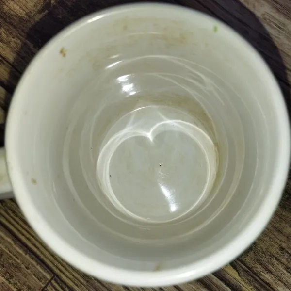 Berikut ada noda bekas teh didalam mug.