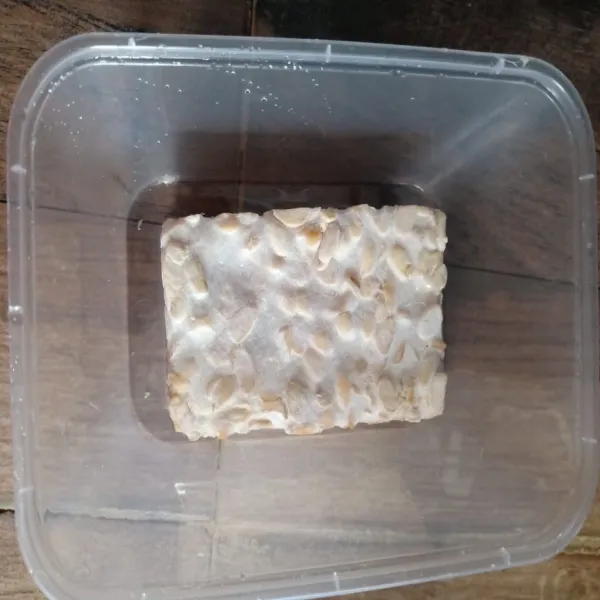 Untuk tempe. Siapkan wadah bersih, masukkan tempe yang akan disimpan.