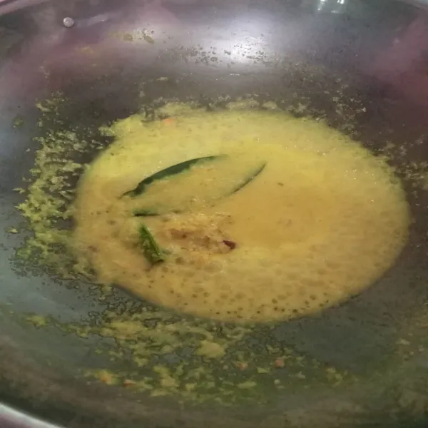 Tumis bumbu halus bersama daun salam, serai, lengkuas, dan daun jeruk sampai harum.
