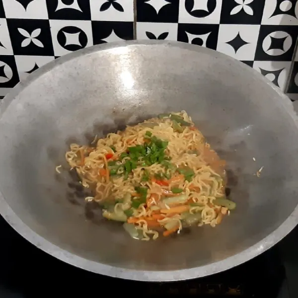 Masukkan daun bawang. Aduk rata. Koreksi rasanya.
