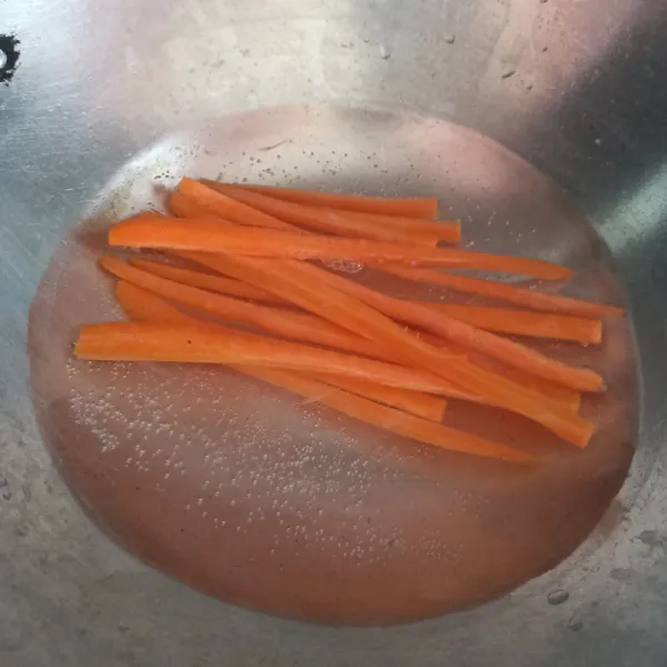 Kupas dan potong wortel tipis memanjang, rebus setengah matang, sisihkan.