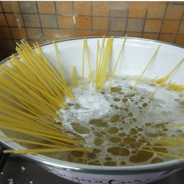 Rebus spaghetti dalam air mendidih yg telah diberi 1 sdm garam dan 2 sdm minyak goreng. Rebus tidak lebih dari 10 menit. Tiriskan dan sisihkan.