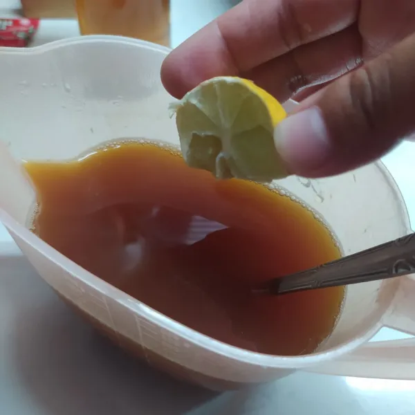 Beri perasan air jeruk nipis atau lemon