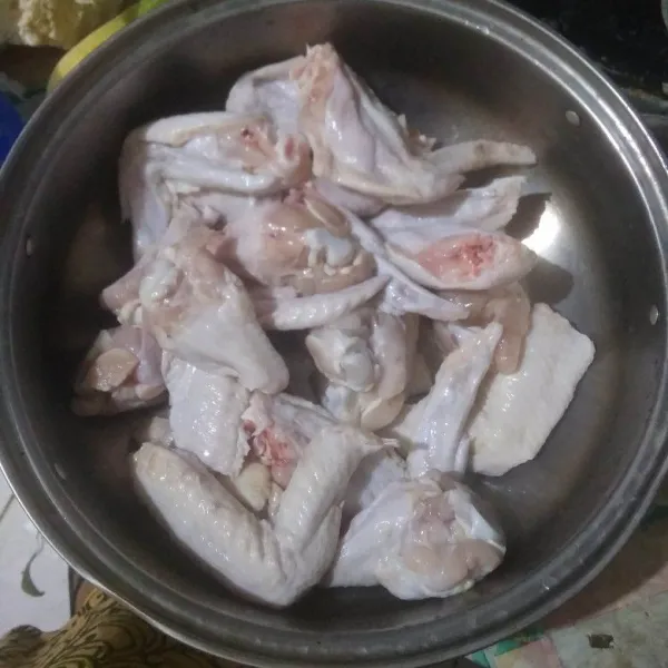 Bersihkan ayam dari sisa bulu dan kotoran. Potong jadi dua atau biarkan utuh.