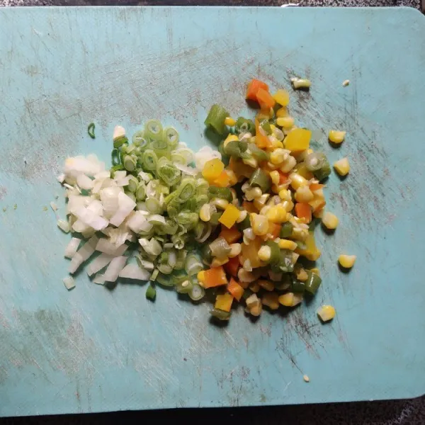 Siapkan sayuran, bawang bombay, dan daun bawang, sisihkan.