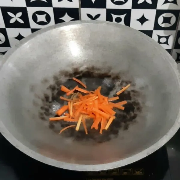Panaskan minyak, masukkan wortel. Aduk hingga tercampur rata.