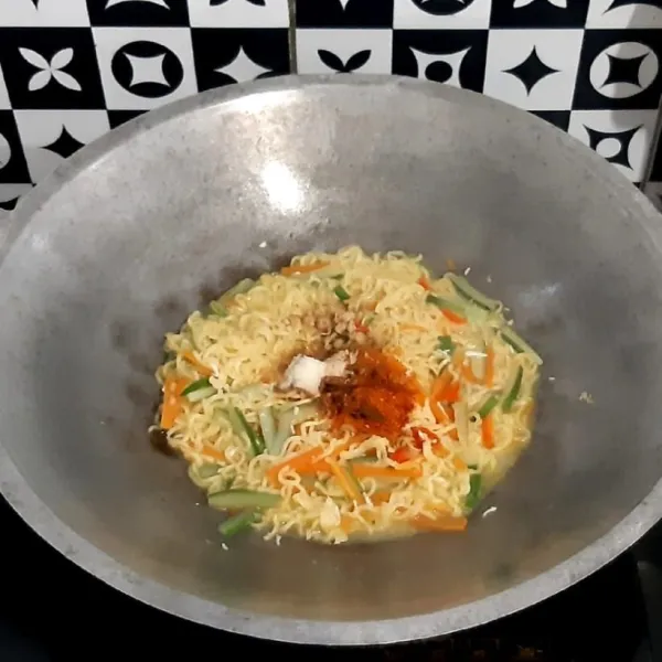 Masukkan bumbu mie instan, gula pasir, kaldu bubuk, cabai bubuk dan kecap manis. Aduk hingga tercampur rata.