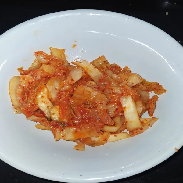 Potong-potong kimchi.
