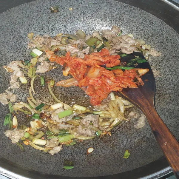 Selanjutnya tambahkan kimchi, tumis sebentar.