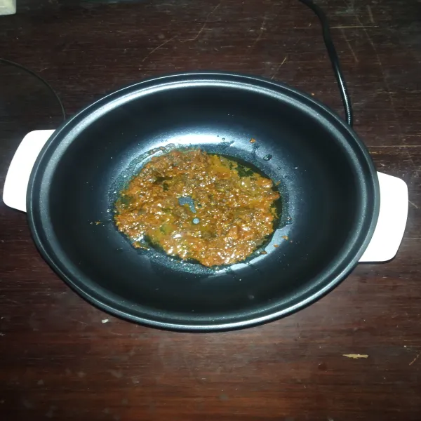 Tumis bumbu halus hingga berubah warna.