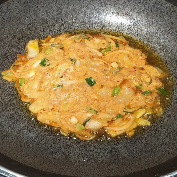 Panaskan sedikit minyak, lalu ratakan adonan kimchi jeon di atas pan. Masak hingga bahian bawahnya magamg dan berwarna agak kecoklatan.