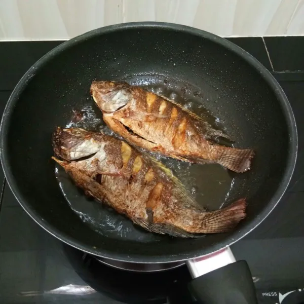 Lalu goreng ikan hingga matang, tiriskan.